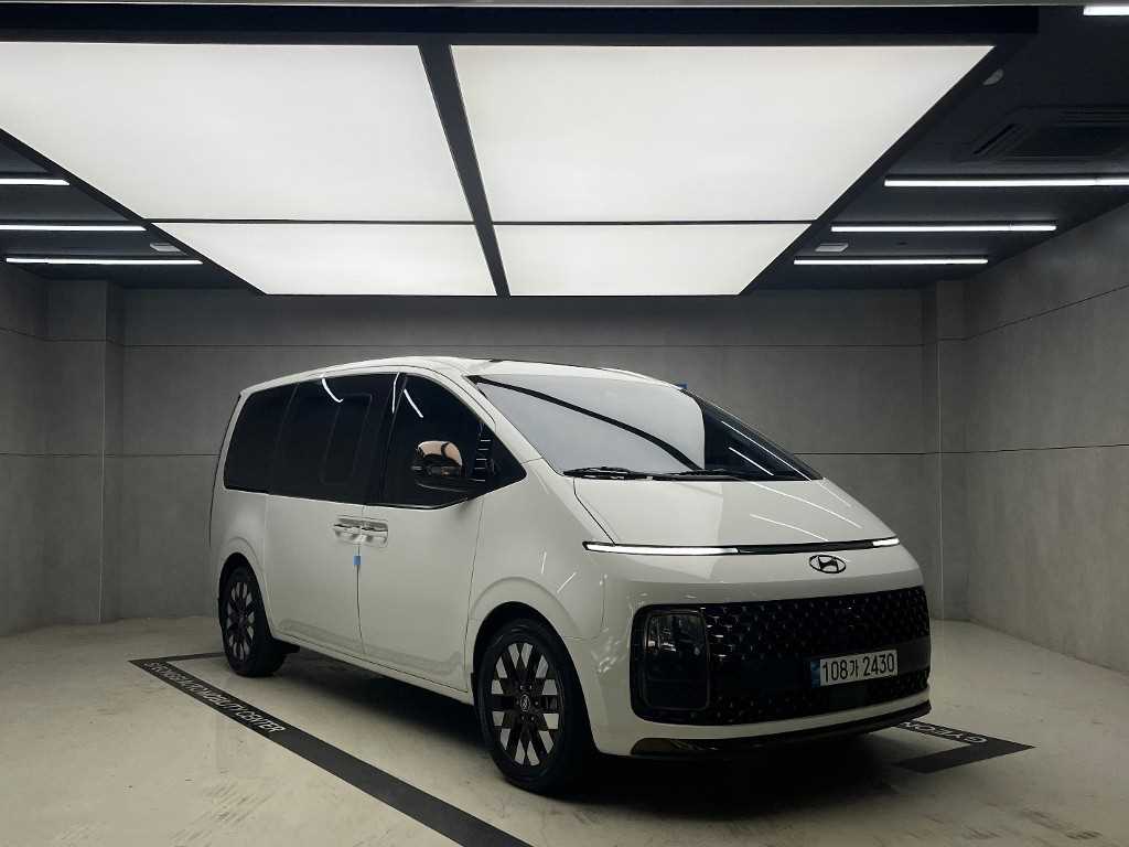 HYUNDAI Staria