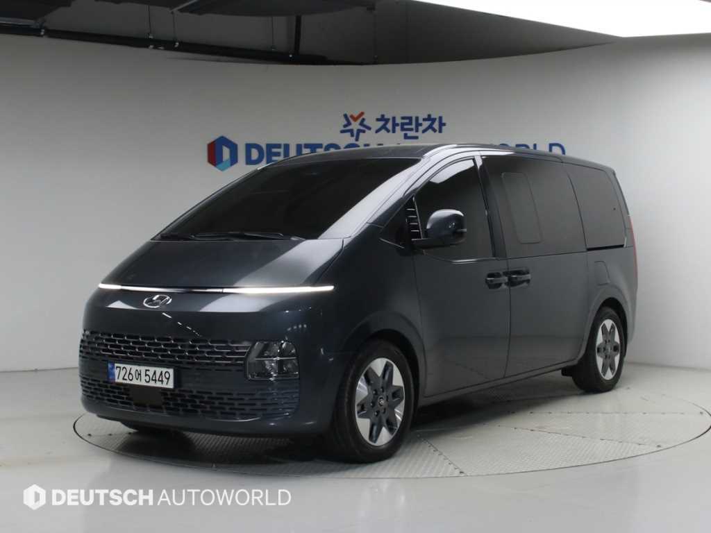 HYUNDAI Staria