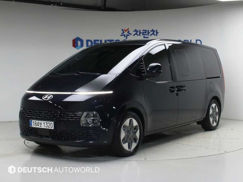 HYUNDAI Staria