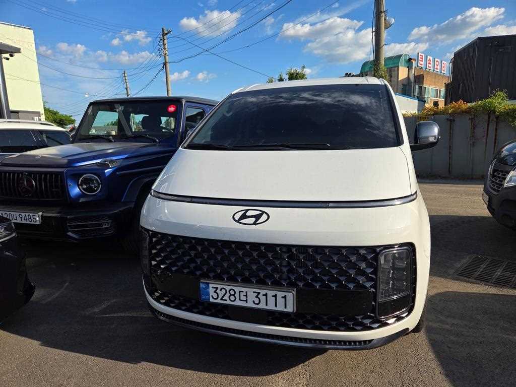 HYUNDAI Staria