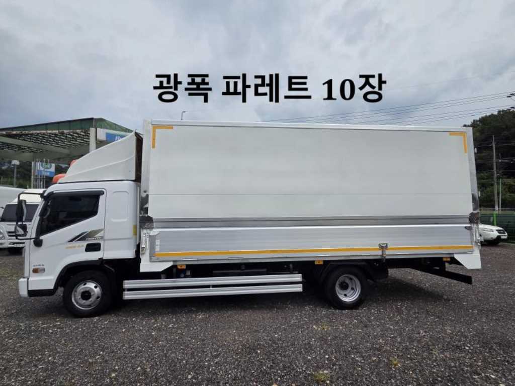 medium and large cargo truck