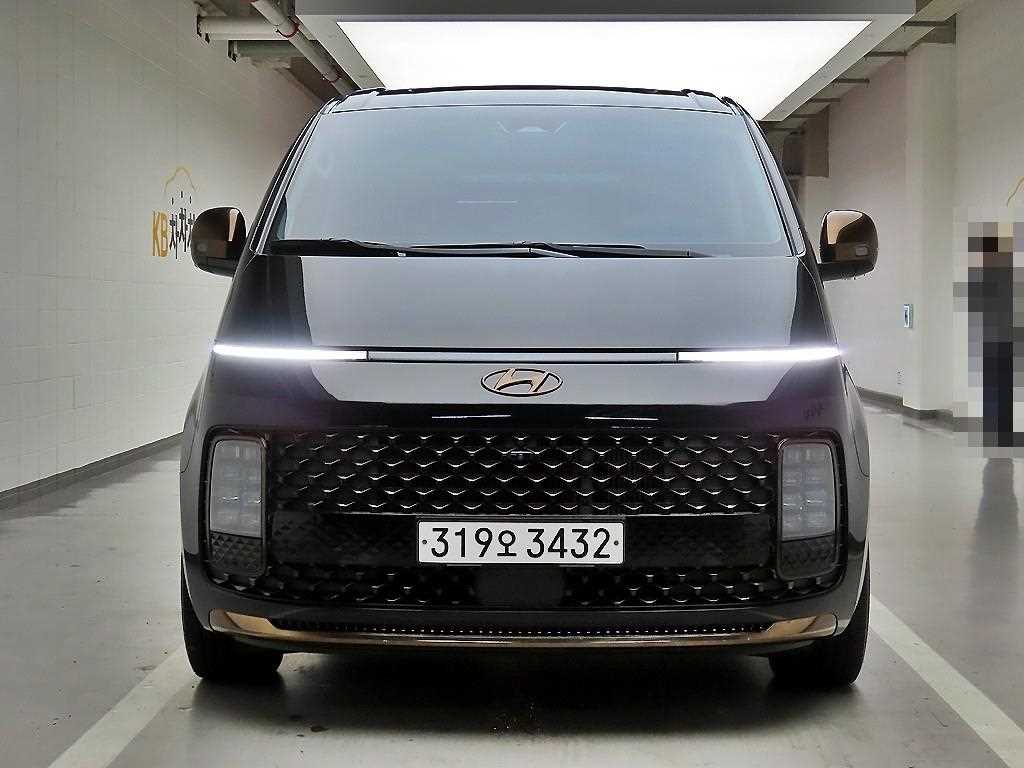 HYUNDAI Staria