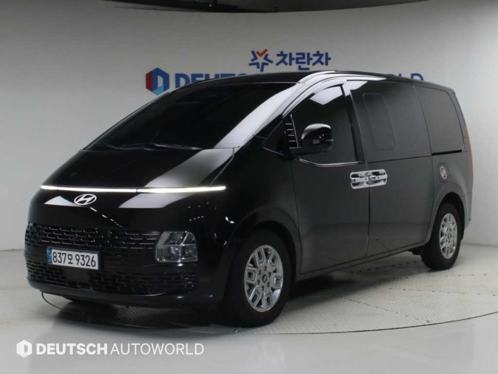HYUNDAI Staria