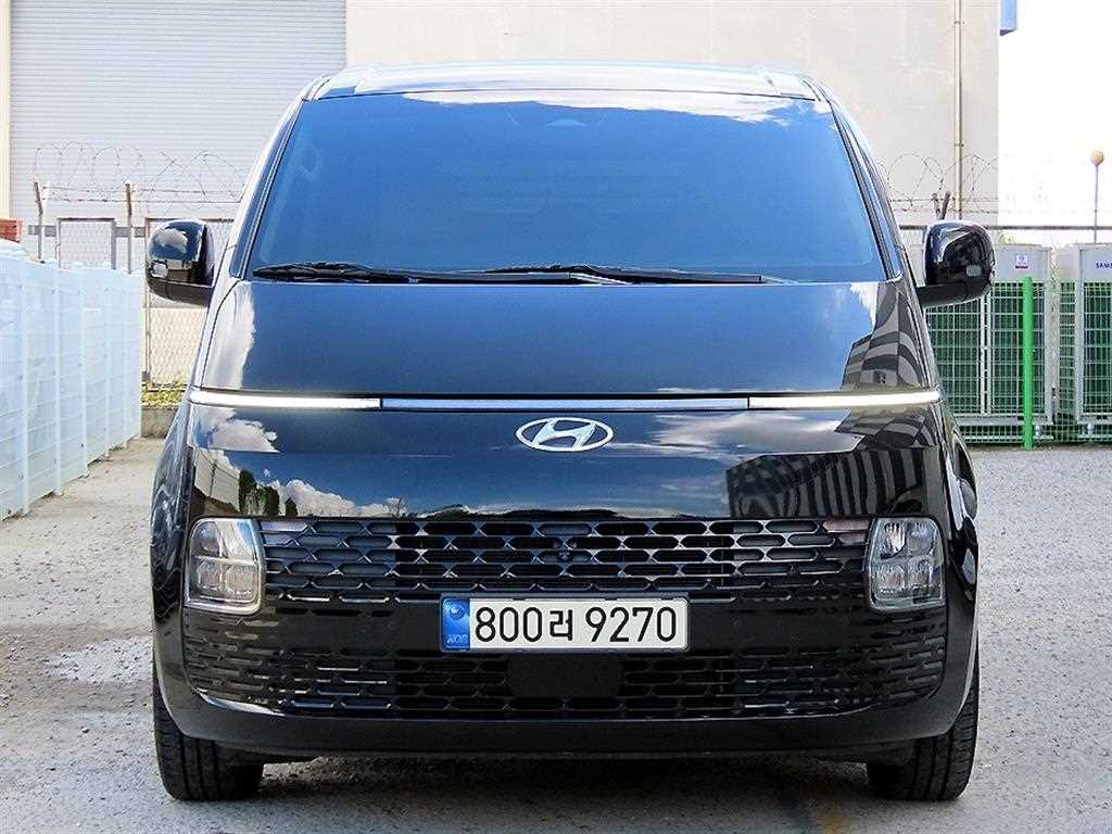 HYUNDAI Staria