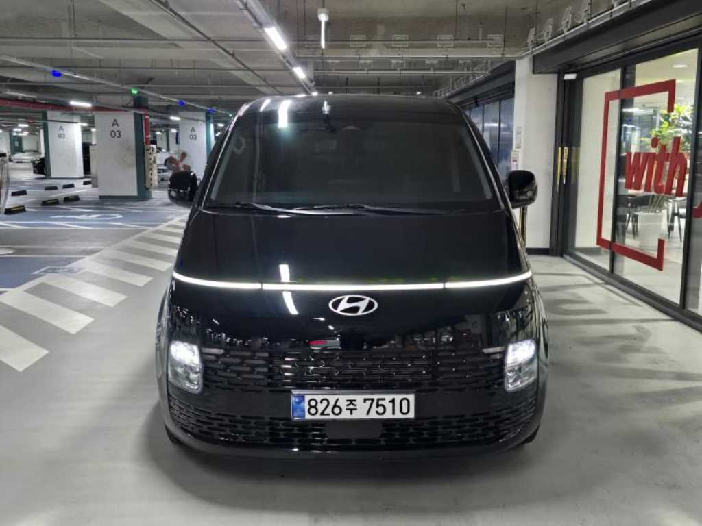 HYUNDAI Staria