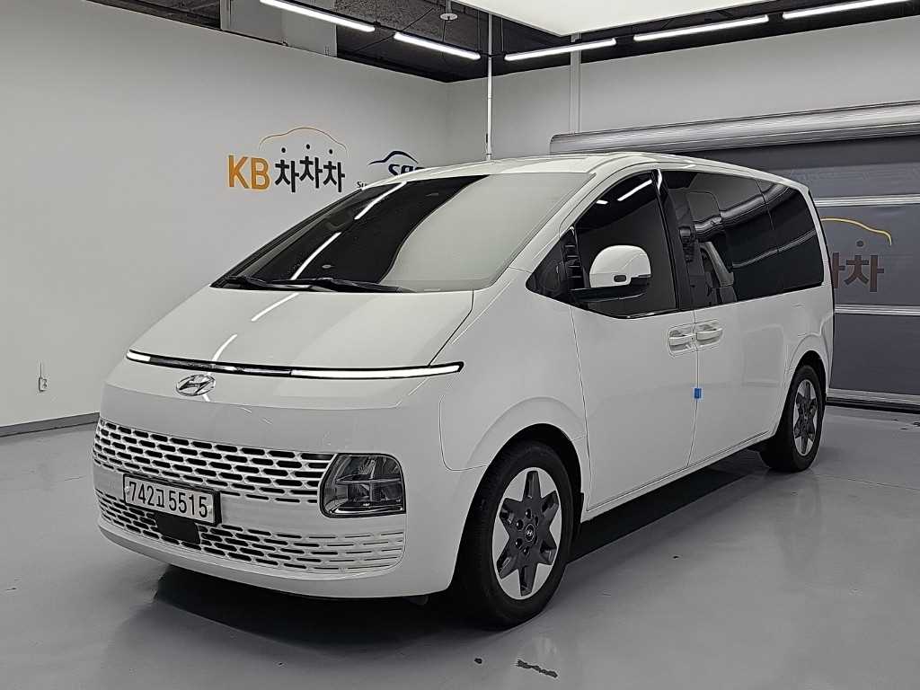 HYUNDAI Staria
