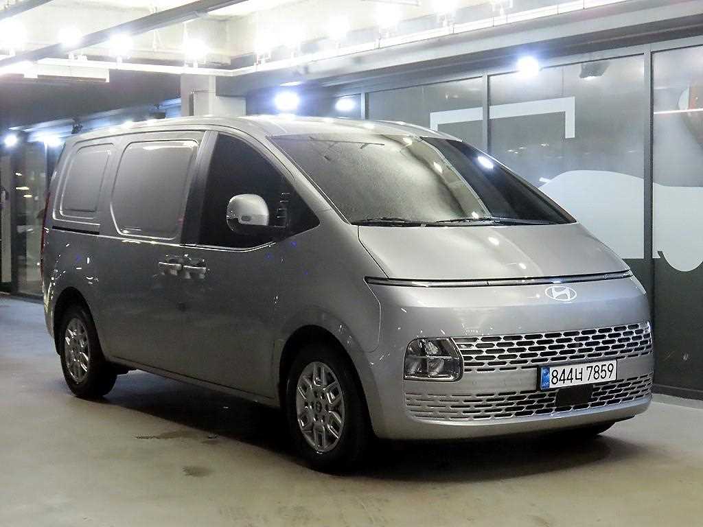 HYUNDAI Staria 2025 — Zona Franca Iquique