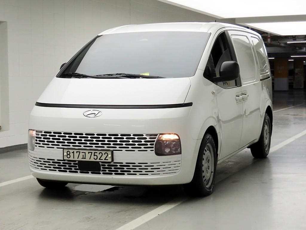 HYUNDAI Staria