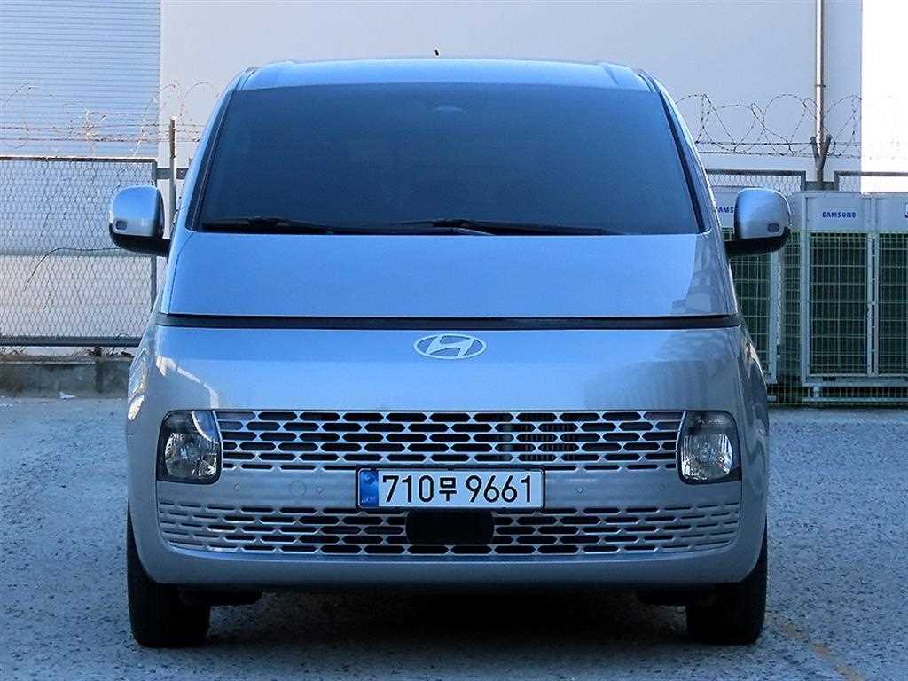 HYUNDAI Staria