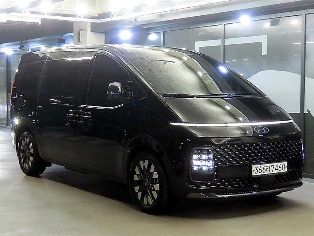 HYUNDAI Staria
