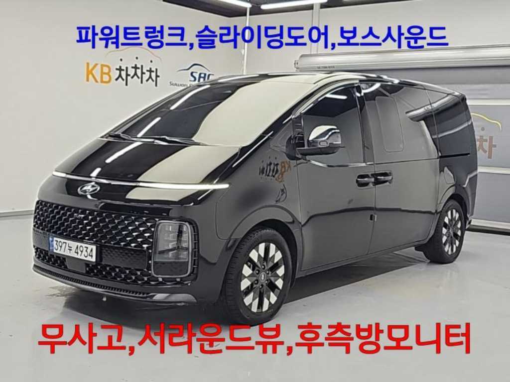 HYUNDAI Staria