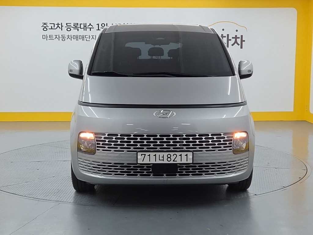 HYUNDAI Staria