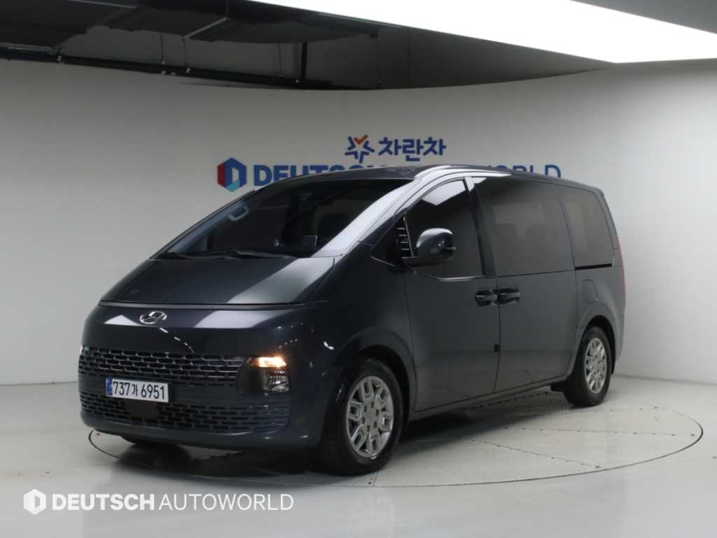 HYUNDAI Staria