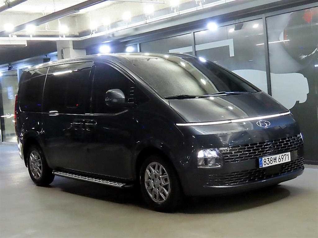 HYUNDAI Staria