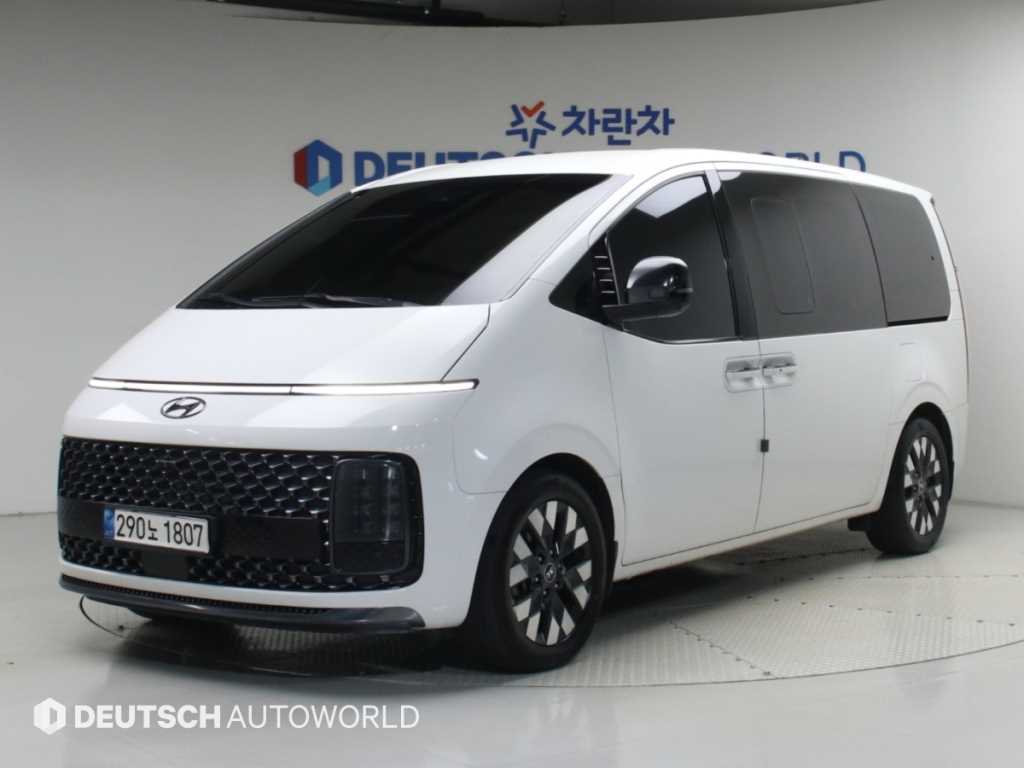 HYUNDAI Staria