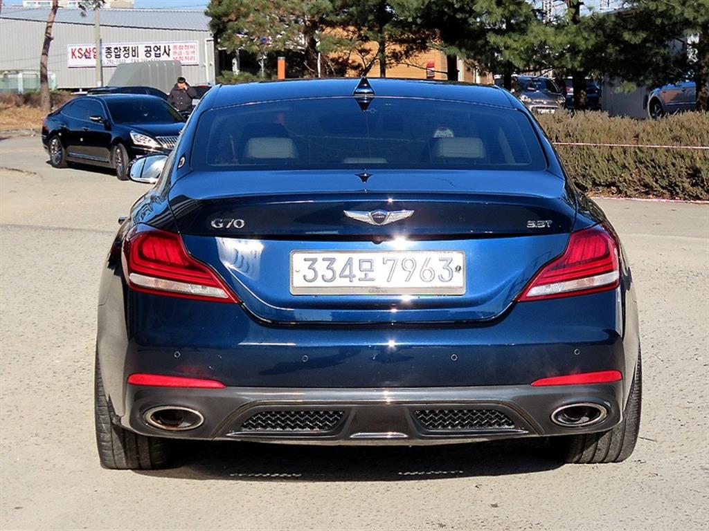 Genesis G70 - Vista 4