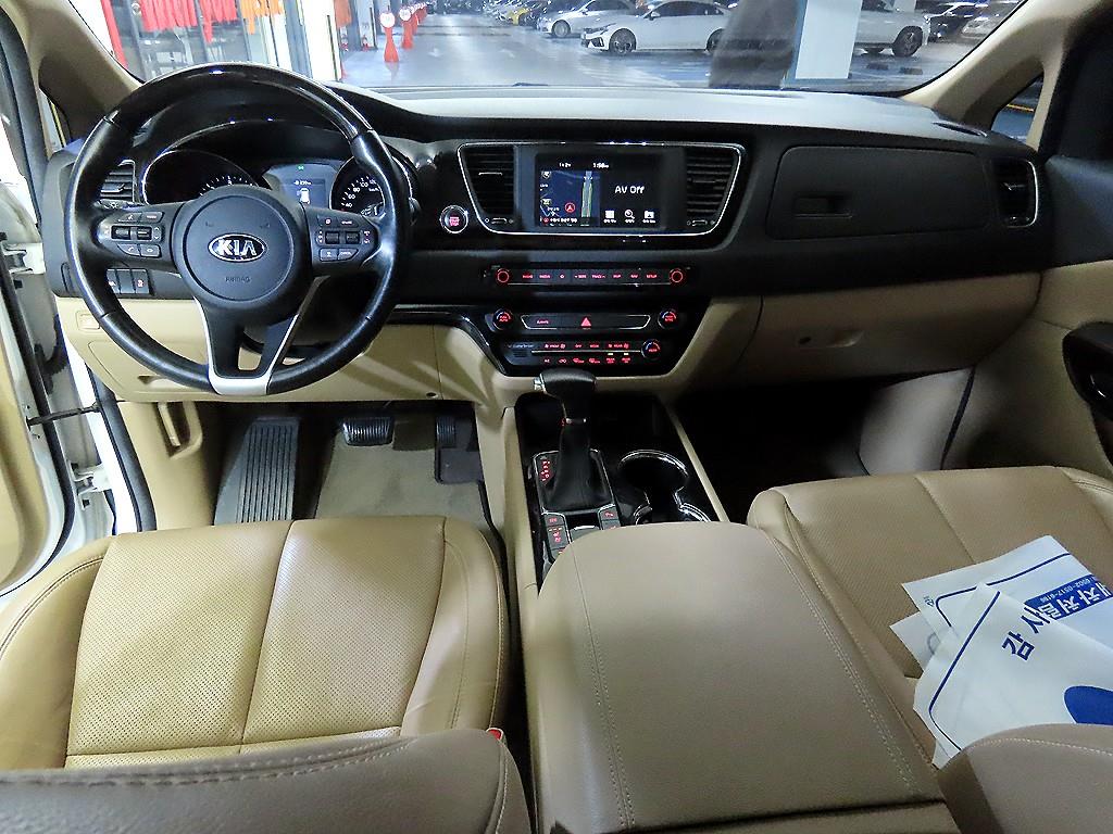 KIA Carnival - Vista 11