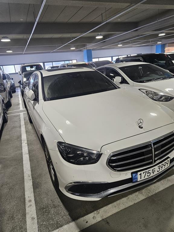 Mercedes Benz E class - Vista 3