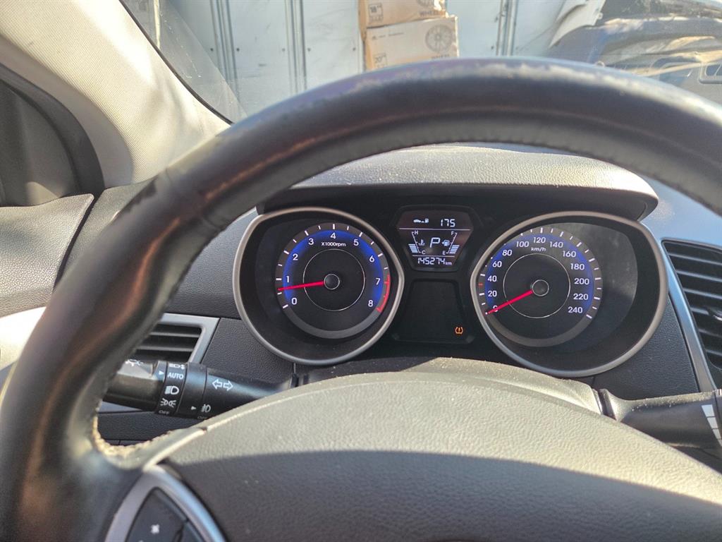 HYUNDAI Avante - Vista 10