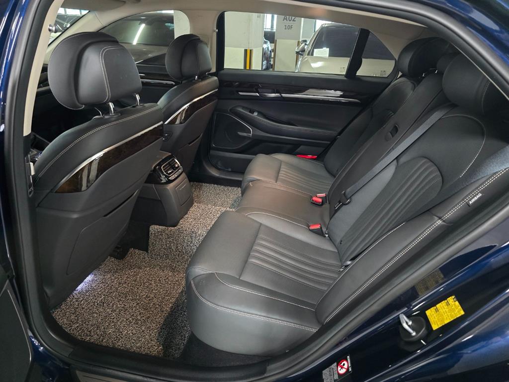 Genesis G90 - Vista 7