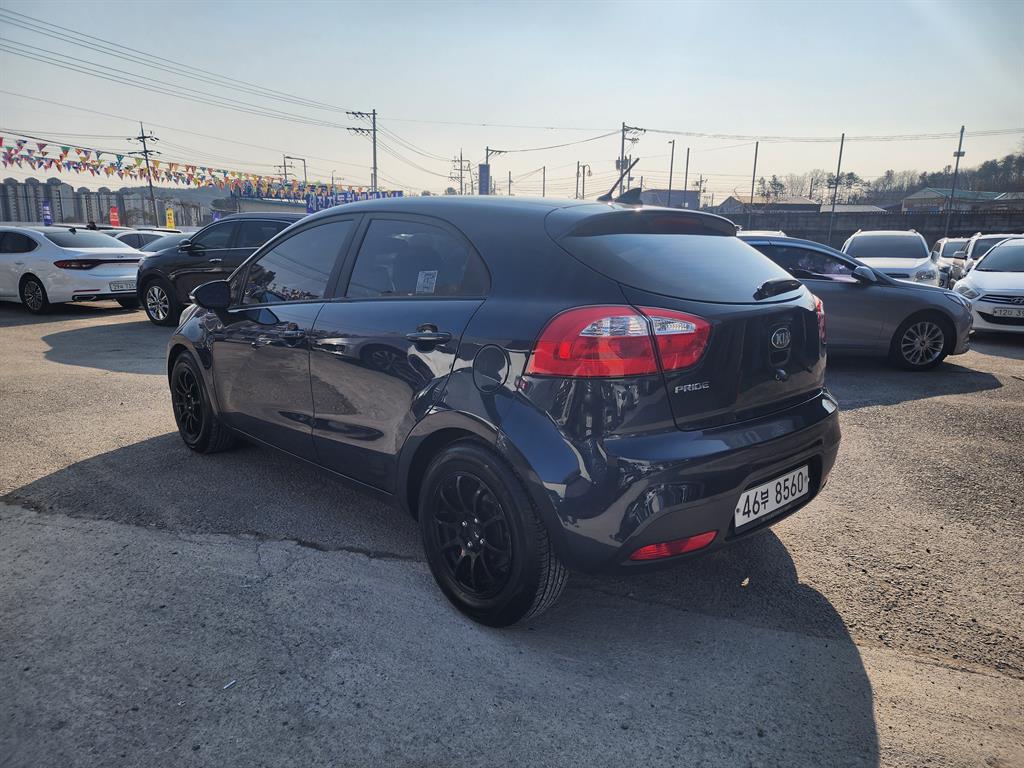 KIA Pride - Vista 4