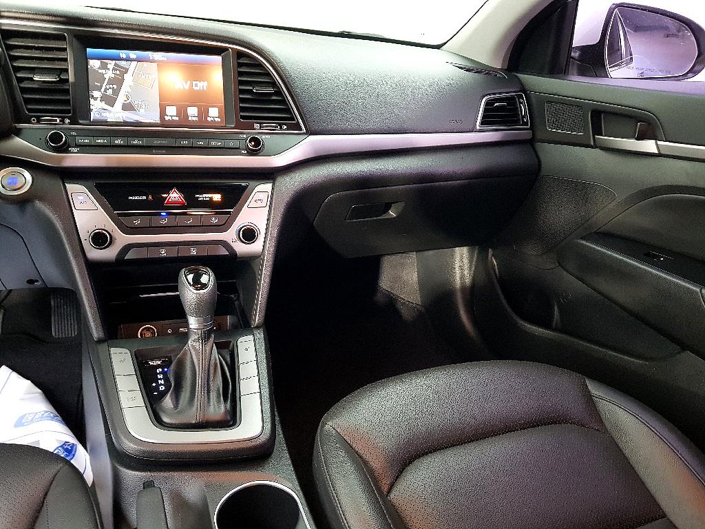 HYUNDAI Avante - Vista 11