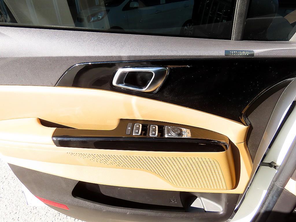 KIA Carnival - Vista 12