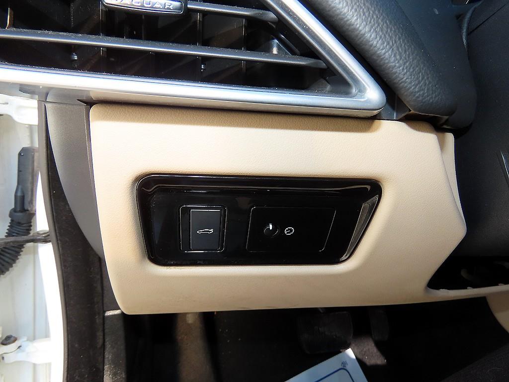 Jaguar XE - Vista 12