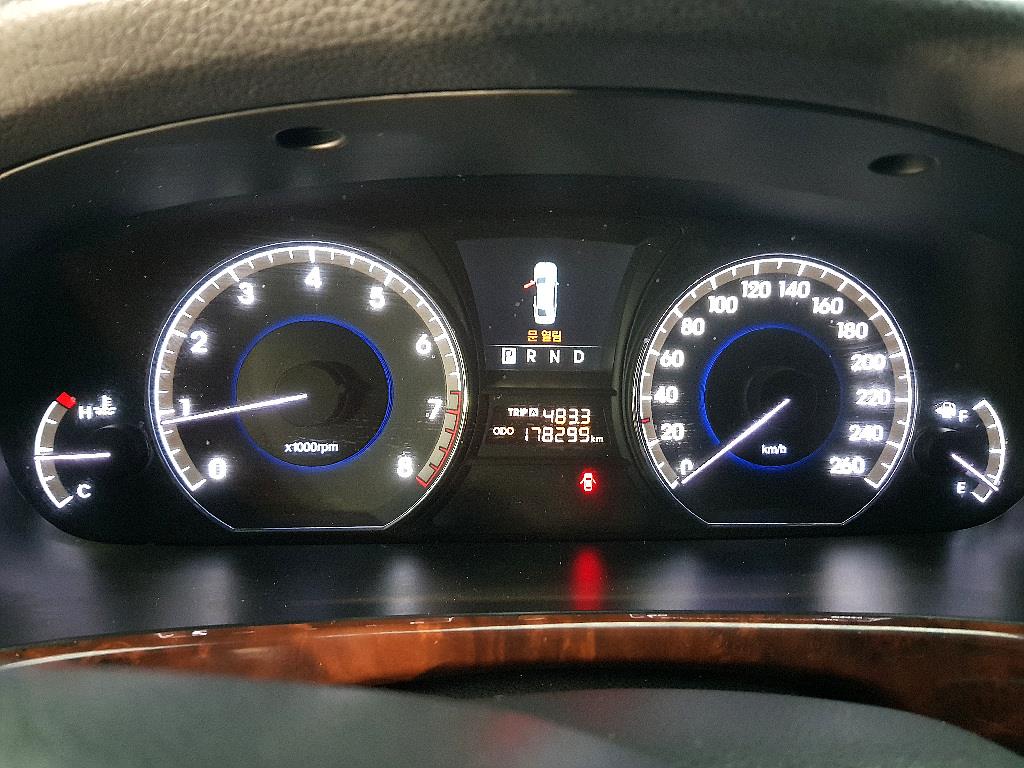 HYUNDAI Equus - Vista 7