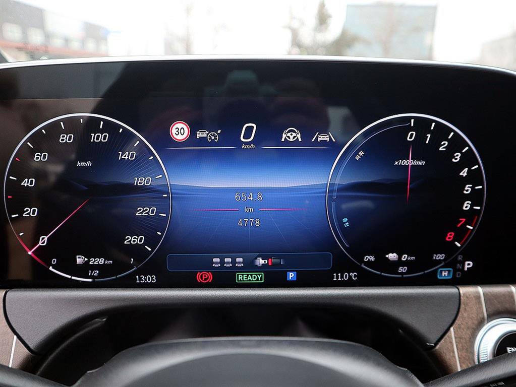 Mercedes Benz E class - Vista 9