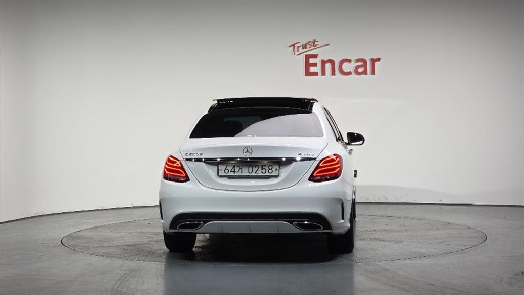 Mercedes Benz C Class - Vista 4