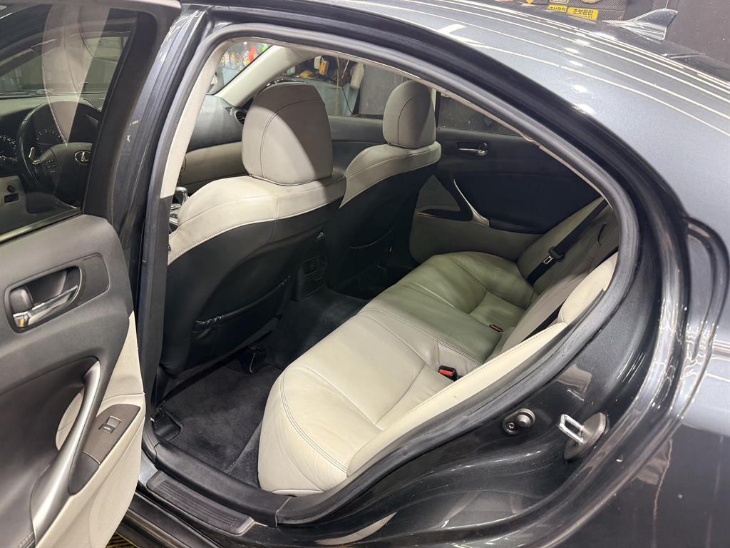 Lexus IS - Vista 11