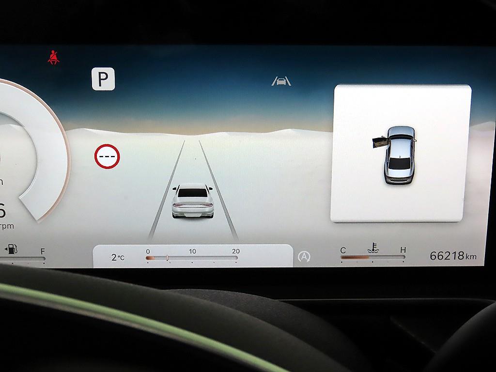 Genesis G90 - Vista 9