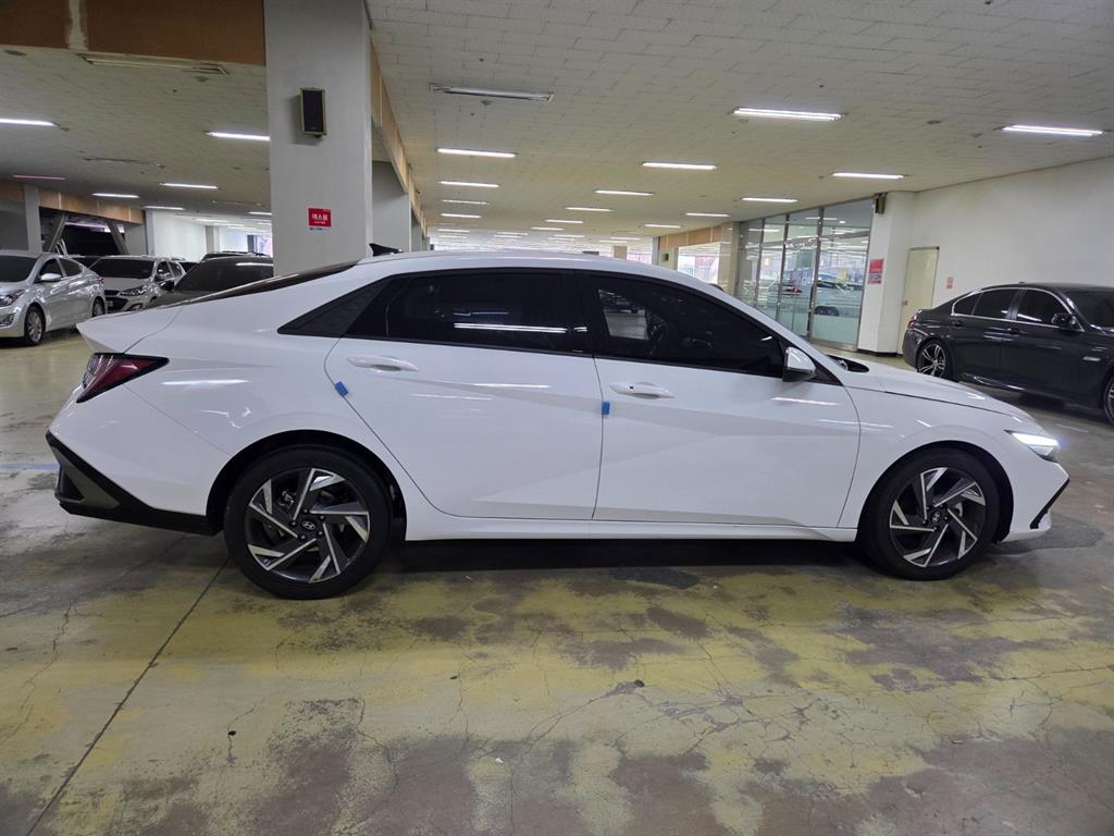 HYUNDAI Avante - Vista 5