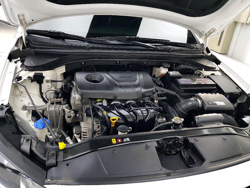 HYUNDAI Avante - Vista 5