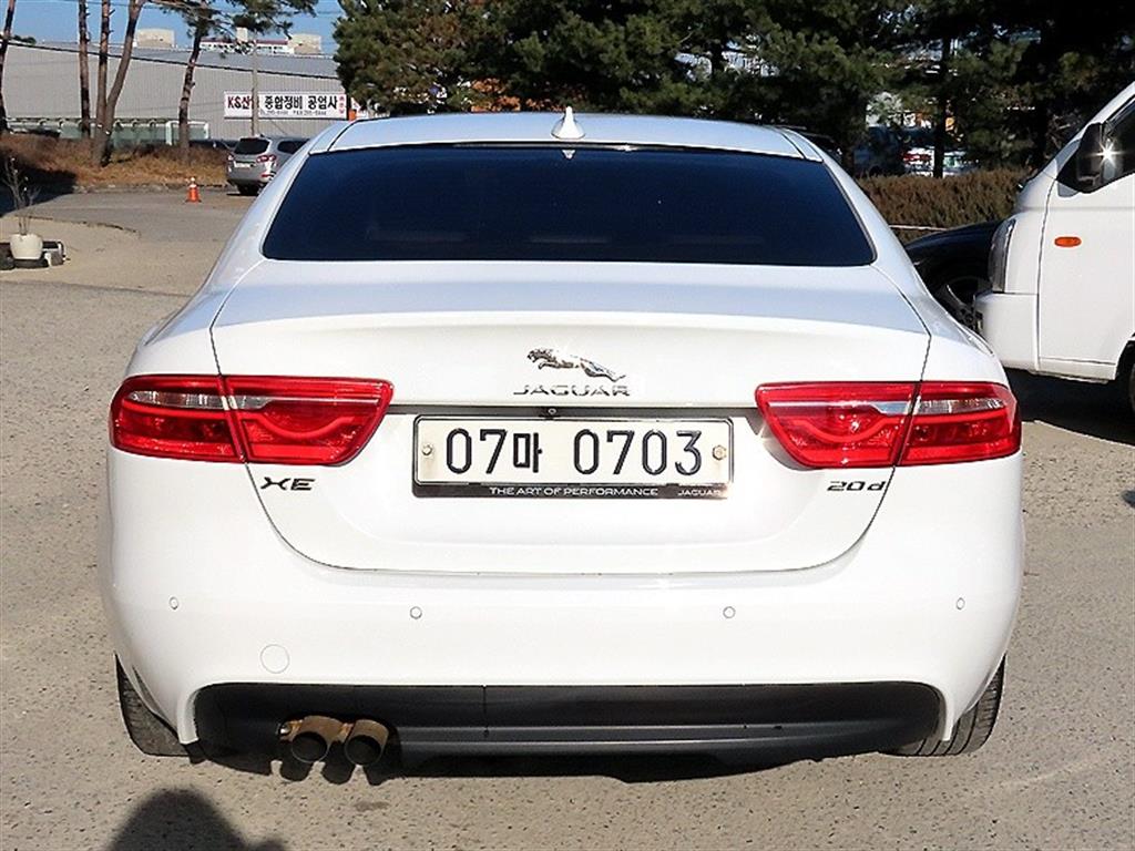 Jaguar XE - Vista 4