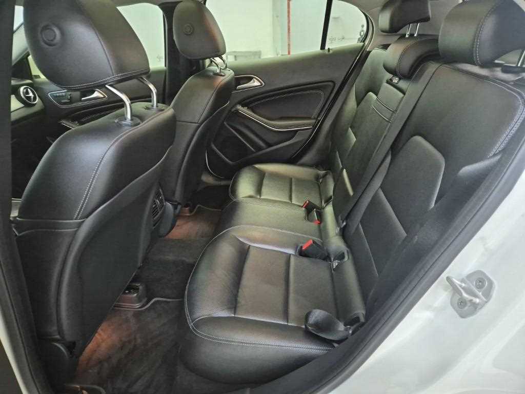 Mercedes Benz GLA Class - Vista 12