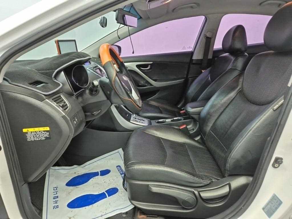 HYUNDAI Avante - Vista 11