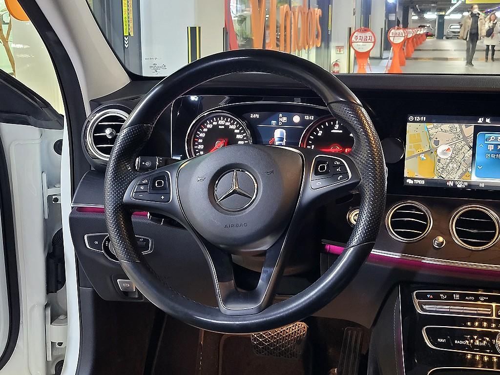 Mercedes Benz E class - Vista 9