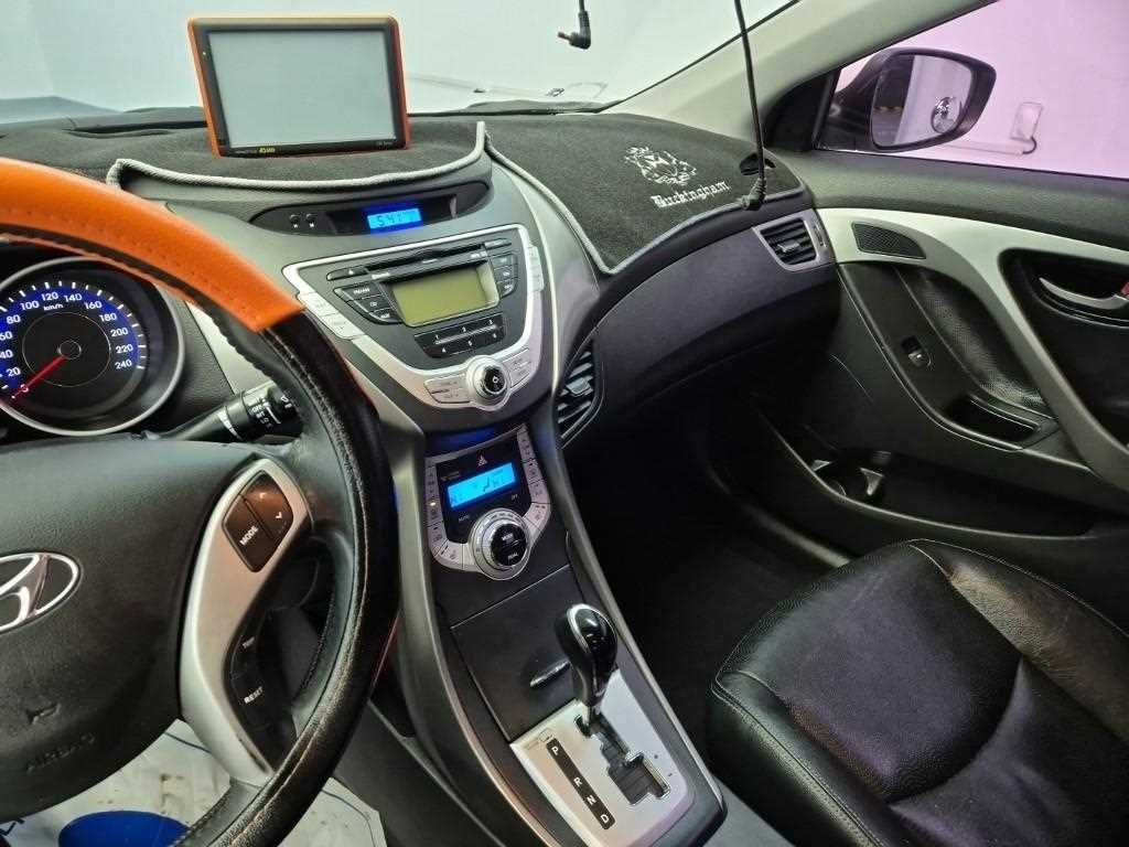 HYUNDAI Avante - Vista 10