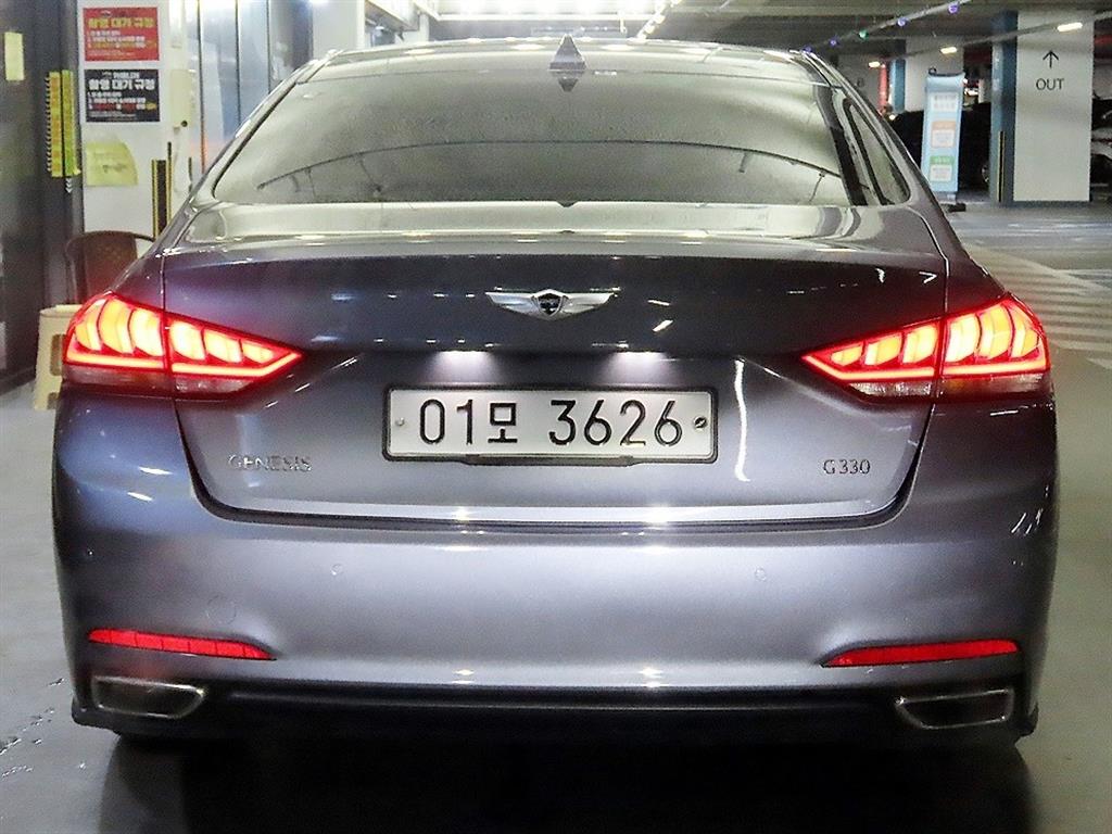 HYUNDAI Genesis - Vista 5