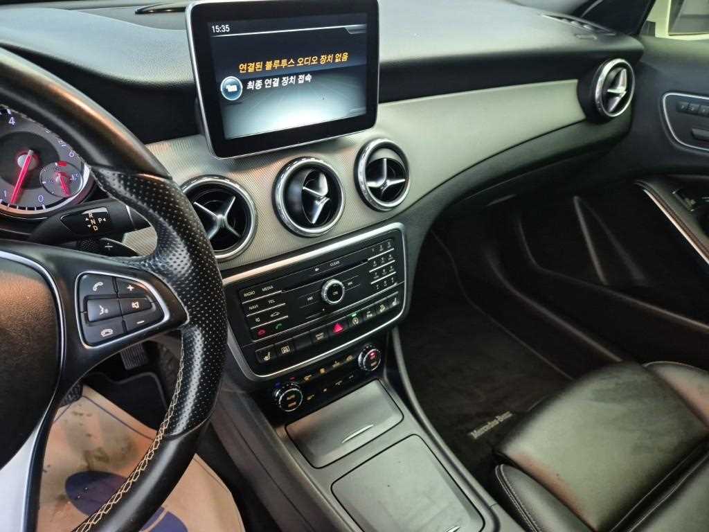 Mercedes Benz GLA Class - Vista 10