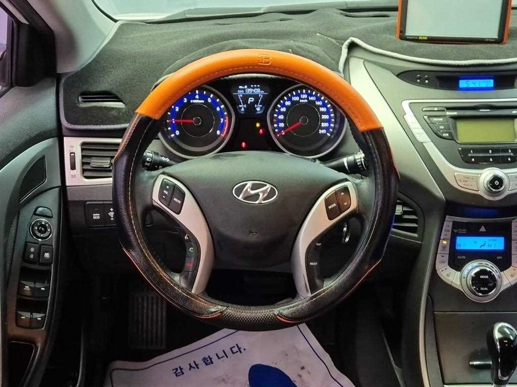 HYUNDAI Avante - Vista 9
