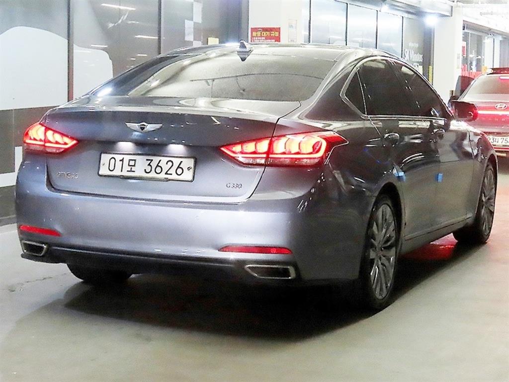 HYUNDAI Genesis - Vista 4