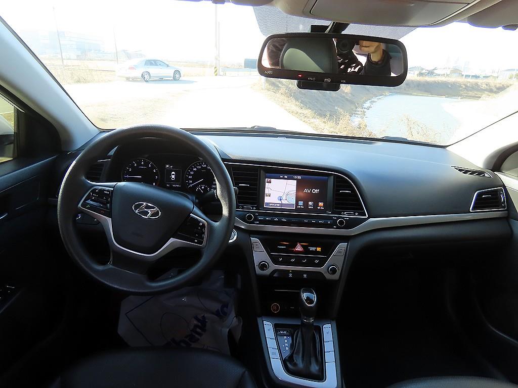 HYUNDAI Avante - Vista 9