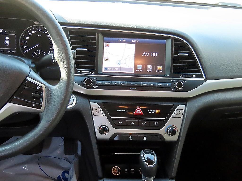 HYUNDAI Avante - Vista 10