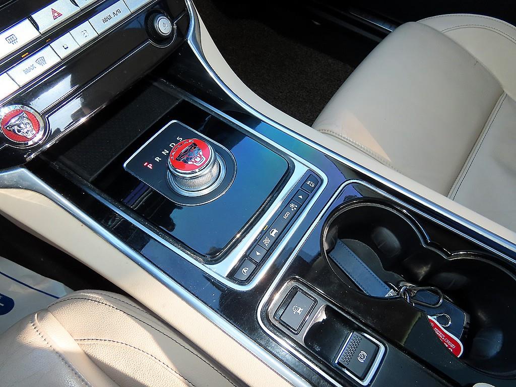 Jaguar XE - Vista 10