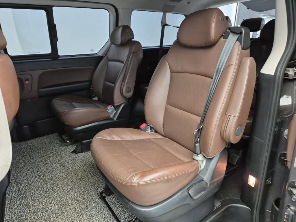 HYUNDAI Starex - Vista 12