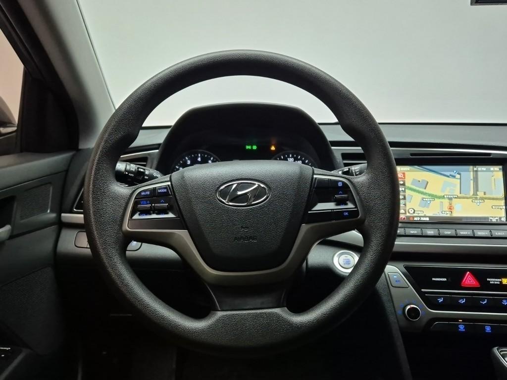 HYUNDAI Avante - Vista 9