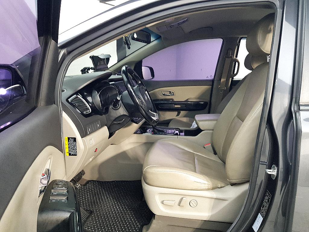 KIA Carnival - Vista 8